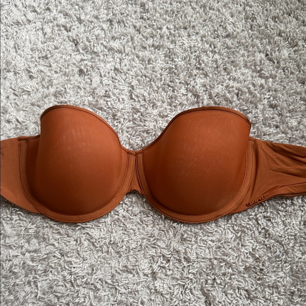 SKIMS Strapless Bra in Rich Tan